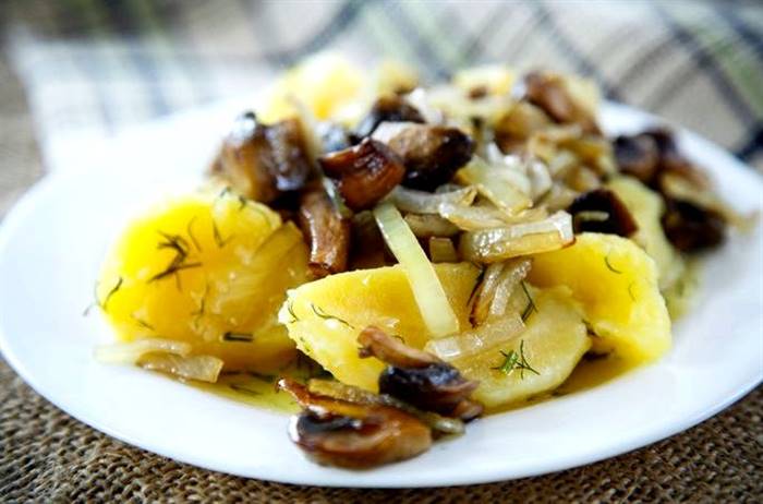 Картопля смажена з печерицями та цибулею з м'ясом, буде ідеальною підмогою